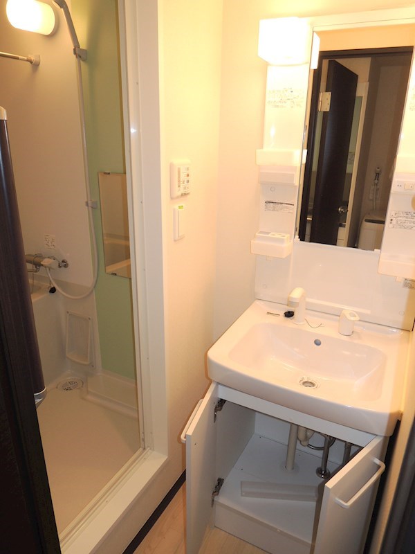 洗面設備　シャワー付きの独立洗面台が設置されています！