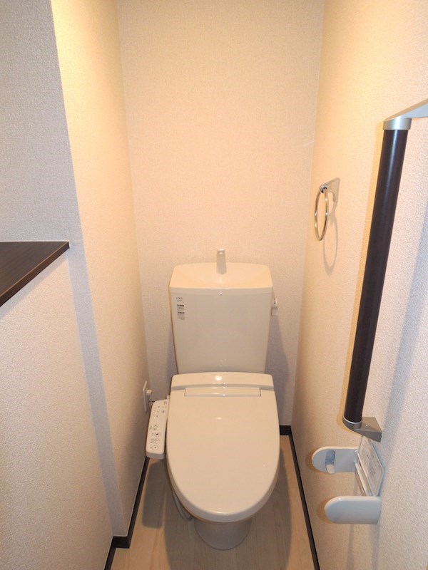 トイレ　温水洗浄便座です