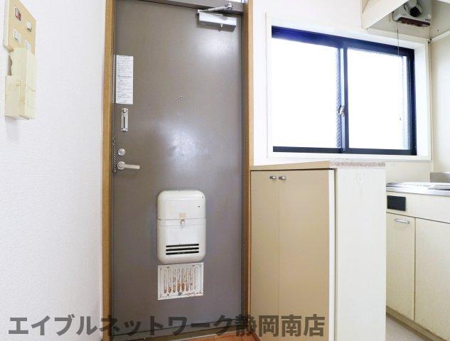 玄関　収納もある玄関です