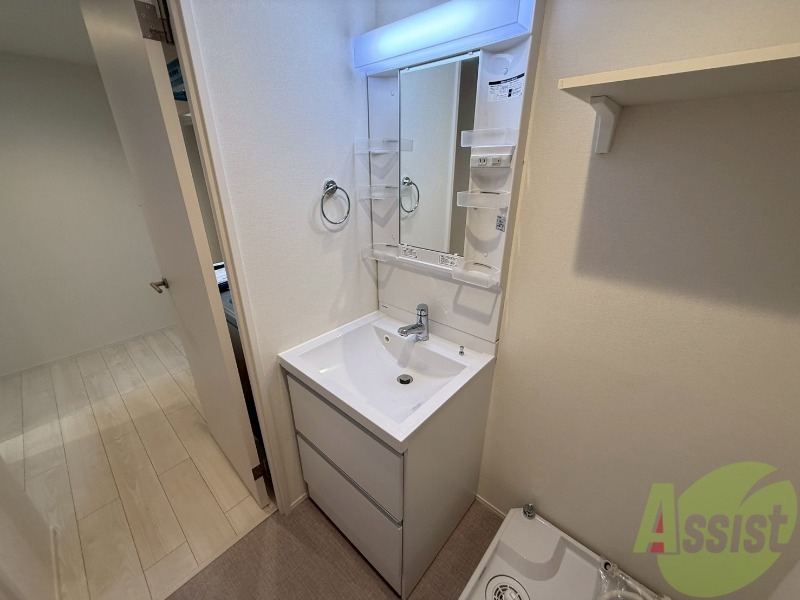 洗面設備　こちら独立洗面台になります。物も置けそうです。