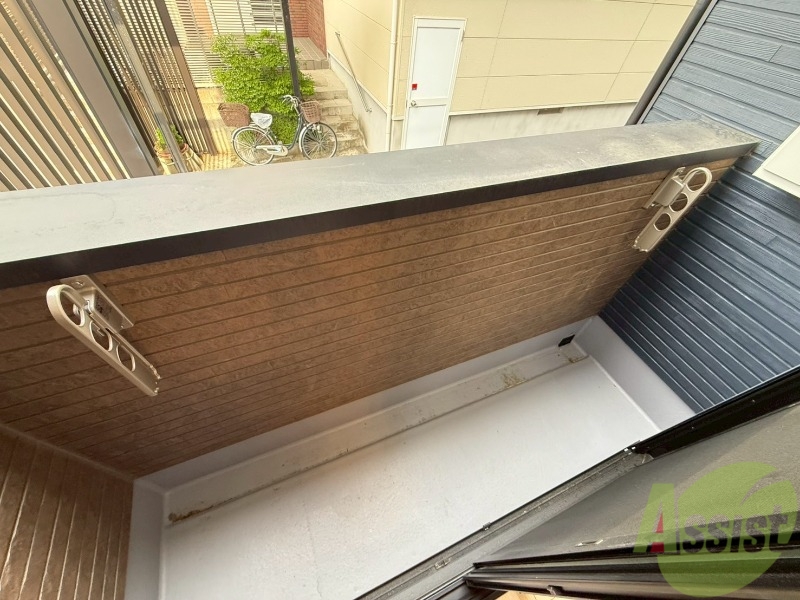 バルコニー　こちらはバルコニーでございます。外干しも可能です。