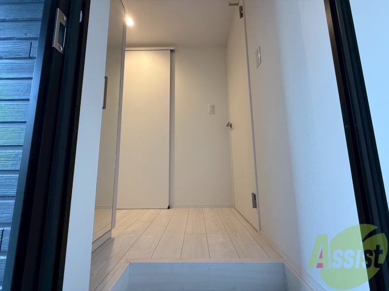 玄関　こちら玄関でございます。白い床が良いですね。