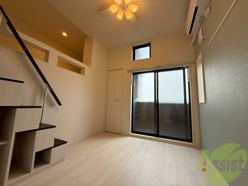 居室・リビング　６．２帖のリビングです。天井も高く広々としております。