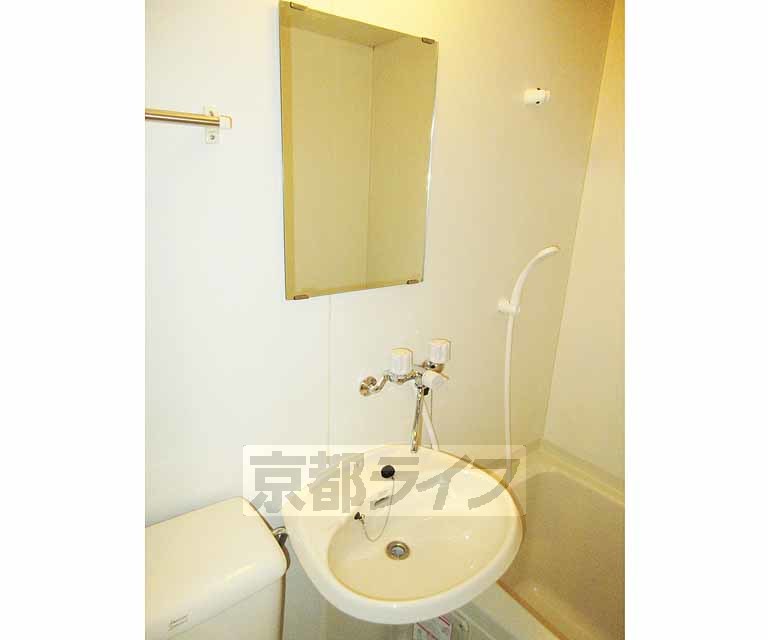 洗面設備　鏡つきで便利・