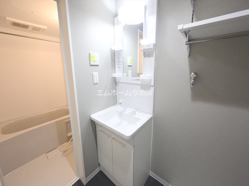 洗面設備　脱衣所　独立洗面台（シャンプードレッサー付）同仕様写真