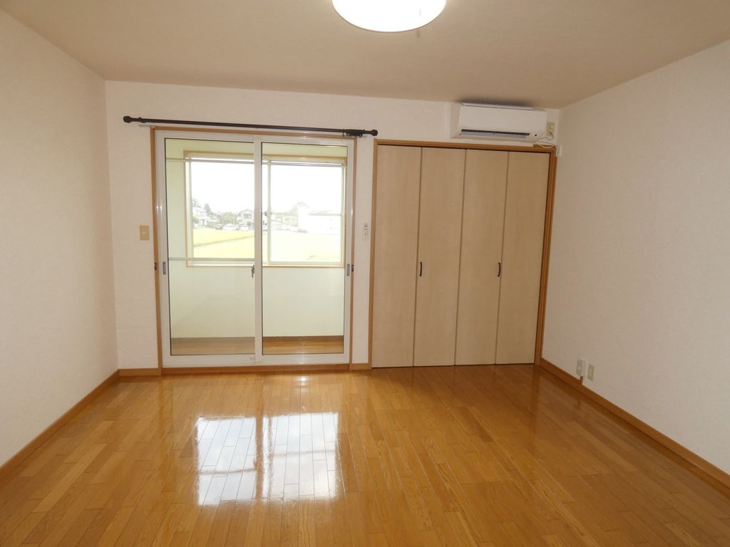 居室・リビング　洋室8.7帖　エアコン付き