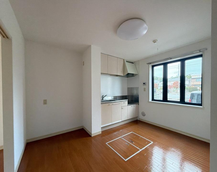 キッチン　冷蔵庫と食器棚も置けるスペースを確保