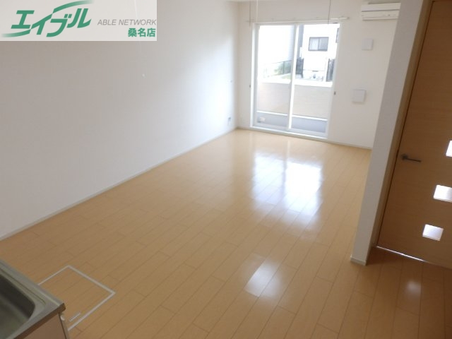 居室・リビング　同物件別室の画像です