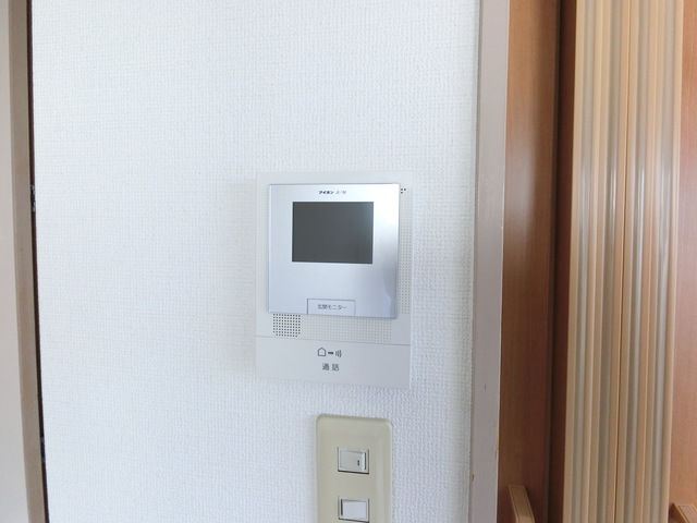セキュリティ　来訪者の姿を確認できるＴＶモニター付インターホン設置済です！