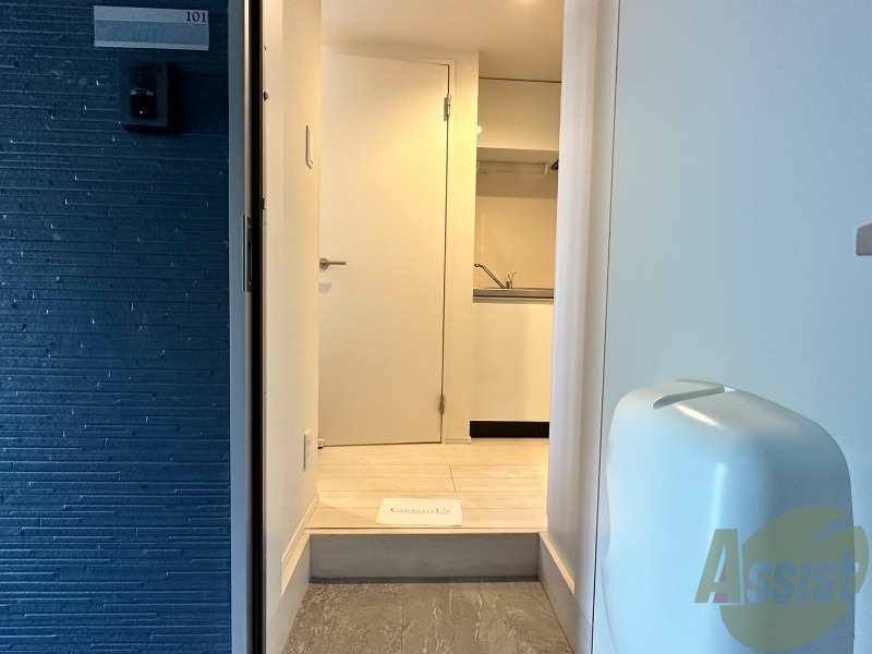 玄関　玄関からの様子です。綺麗なフローリングが広がっています。