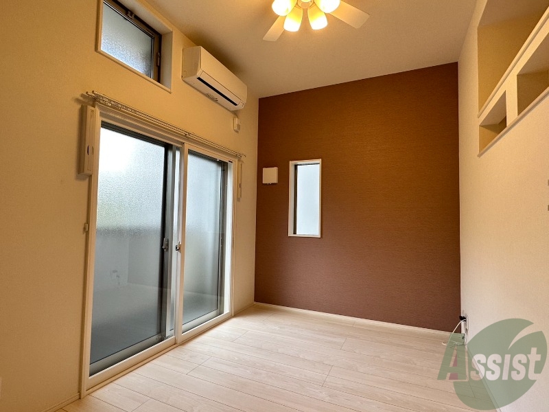 居室・リビング　広くきれいなリビングは明るい光も良く差します。