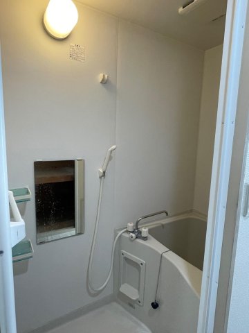 バス・シャワールーム　清潔感のあるセパレート風呂で日頃の疲れを癒やして下さい♪