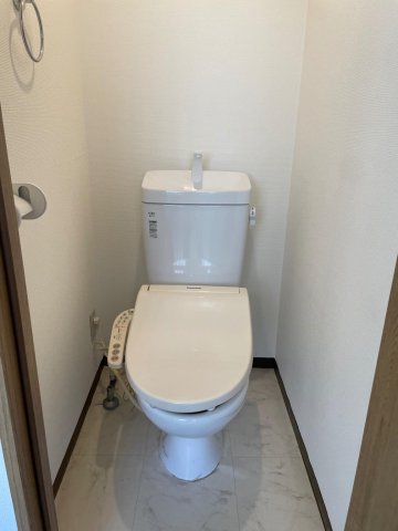 トイレ　個室トイレは温水ウォシュレット付き♪