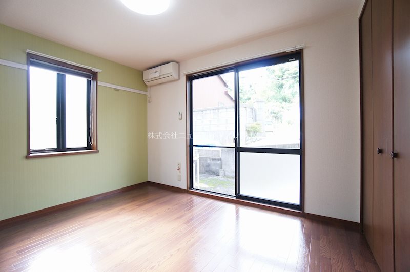 居室・リビング　明るい光が差し込むリビング6.4帖。