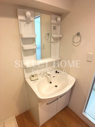 洗面設備　独立洗面台、小物を置くことができて便利です