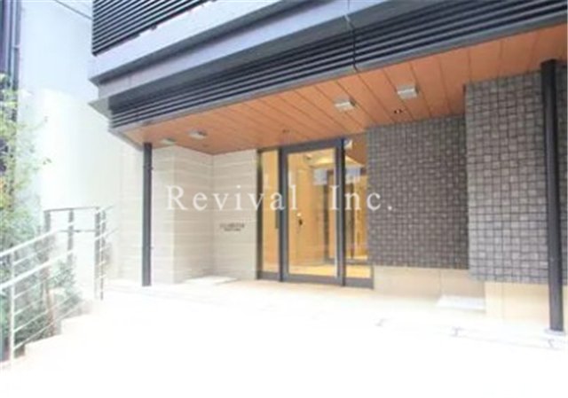 エントランス　重厚感あるマンションでございます