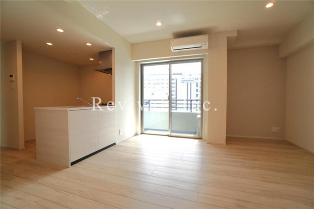 居室・リビング　開放感あるリビングでございます