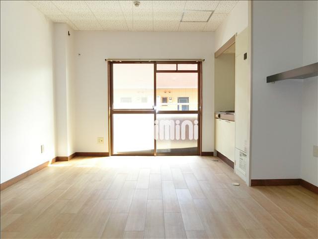 居室・リビング　明るい日差しが差し込むお部屋。