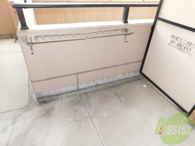 バルコニー　バルコニーには物干し竿を置くスペースもあります。