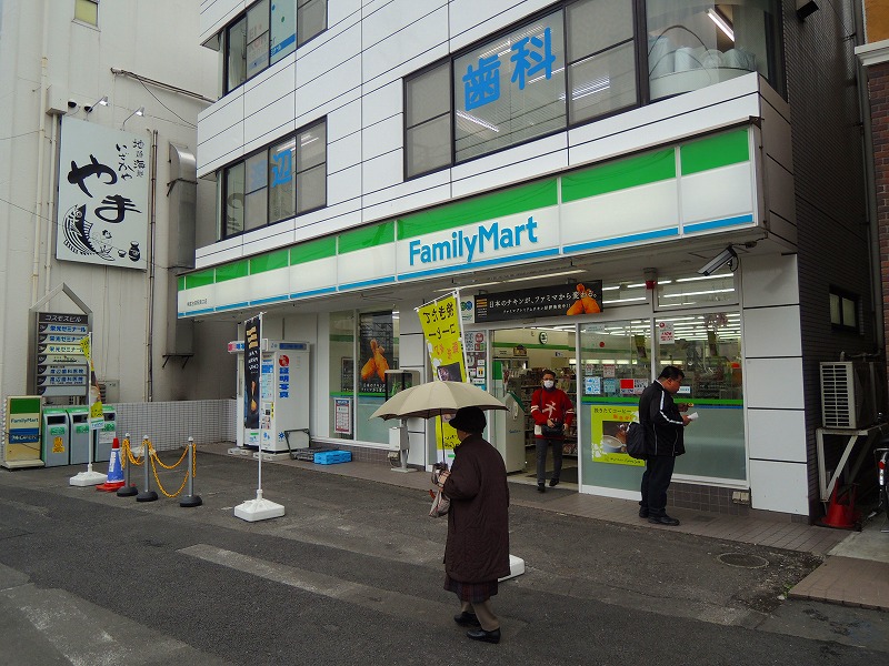 コンビニ　ファミリーマート（コンビニ）まで745m