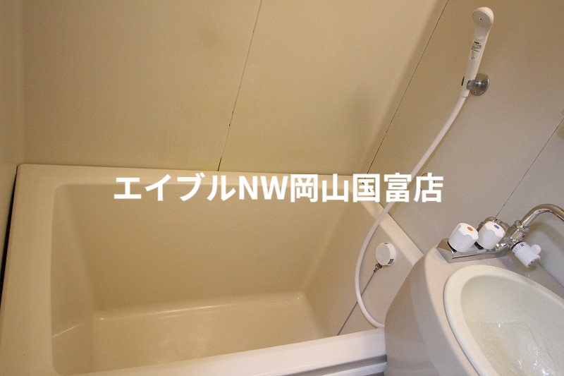 バス・シャワールーム　同物件別部屋の写真です