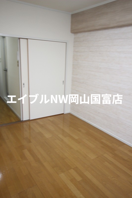 居室・リビング　同物件別部屋の写真です