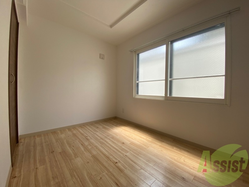 その他部屋・スペース　寝室はこちらです。光が差し込む、温かみのあるお部屋です。