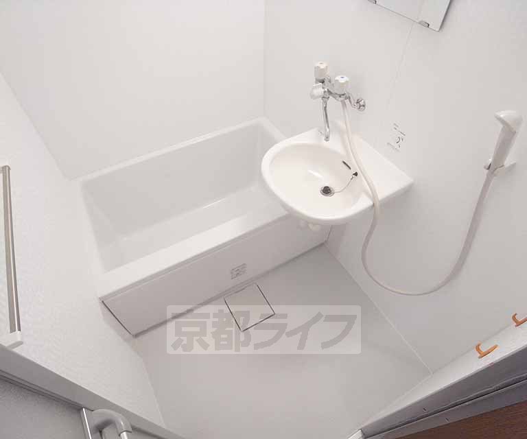 バス・シャワールーム　バスルームです。