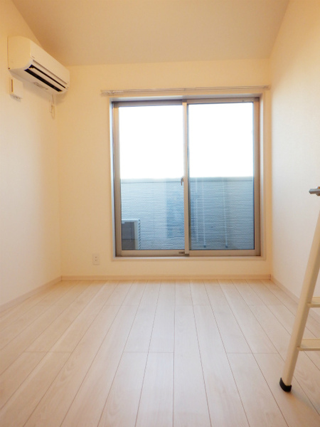 居室・リビング　落ち着いた色合いの床材を使用した居住空間です。