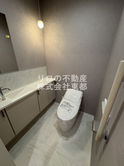 トイレ　白基調で清潔感のあるトイレです♪