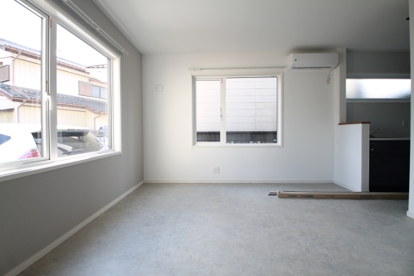 居室・リビング　明るく広々リビングはダイニングテーブルとソファーを設置可