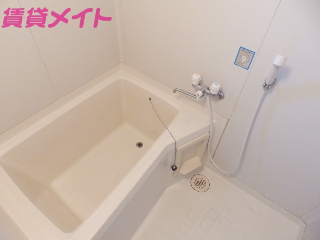 バス・シャワールーム　同物件別部屋のお写真です。