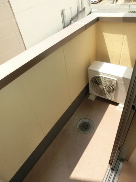 バルコニー　日当たりのよいバルコニー