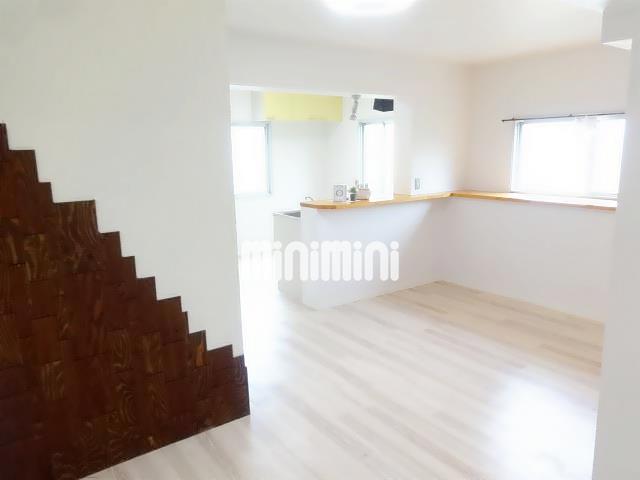 居室・リビング　角部屋で窓が多いのでおススメです