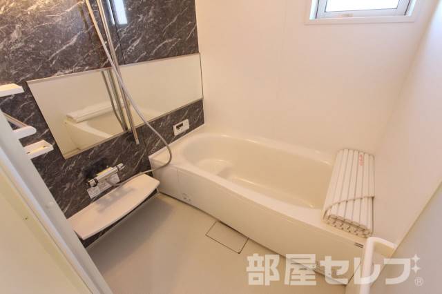 バス・シャワールーム　反転タイプの写真です。