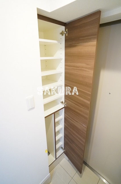 玄関　収納豊富なシューズボックスです♪