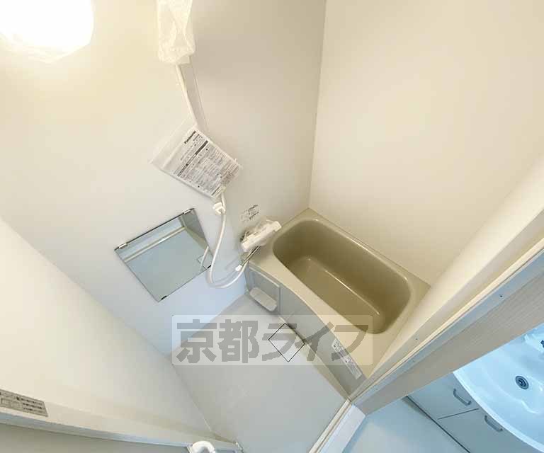 バス・シャワールーム　鏡のある便利なお風呂