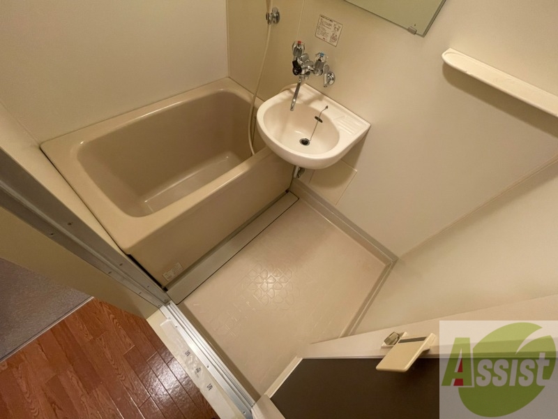 バス・シャワールーム　こちらはお風呂。一日の疲れをここで癒してください。