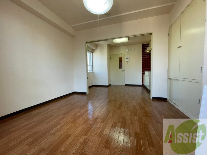 その他部屋・スペース　ダイニングキッチンの隣には洋室があります。寝室ですね。