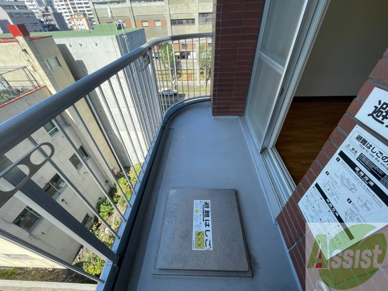 バルコニー　こちらはバルコニー。洗濯物が干せるようになっています。