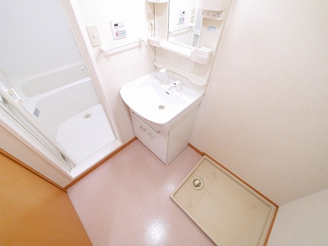 洗面設備　明るい洗面所です