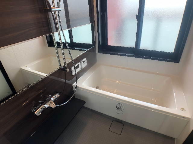 バス・シャワールーム　大きな窓大きな浴槽です