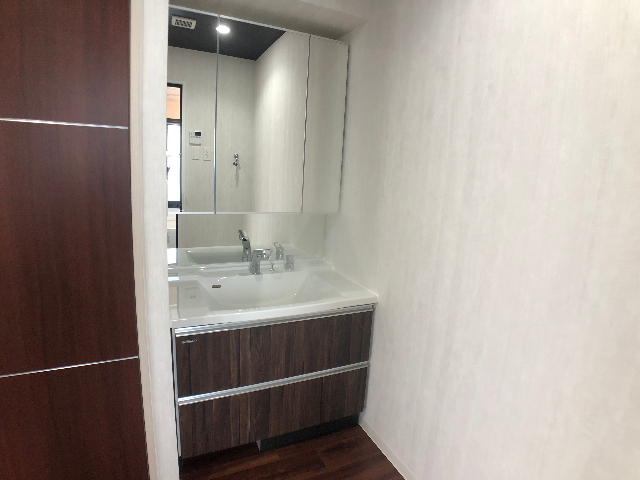 洗面設備　大きな鏡の洗面です