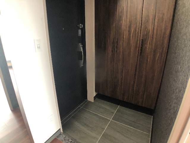 玄関　広い玄関大きな靴箱があります