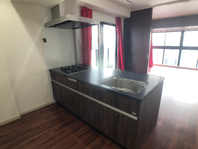 キッチン　大きな天板のキッチンです