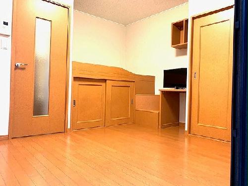 居室・リビング　備品は部屋毎に異なります。１Ｆのみフローリング。