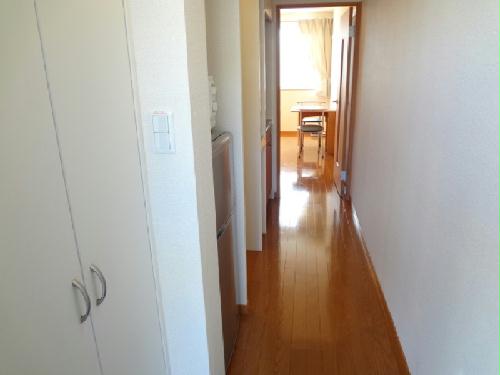 玄関　通路の奥が居室です。