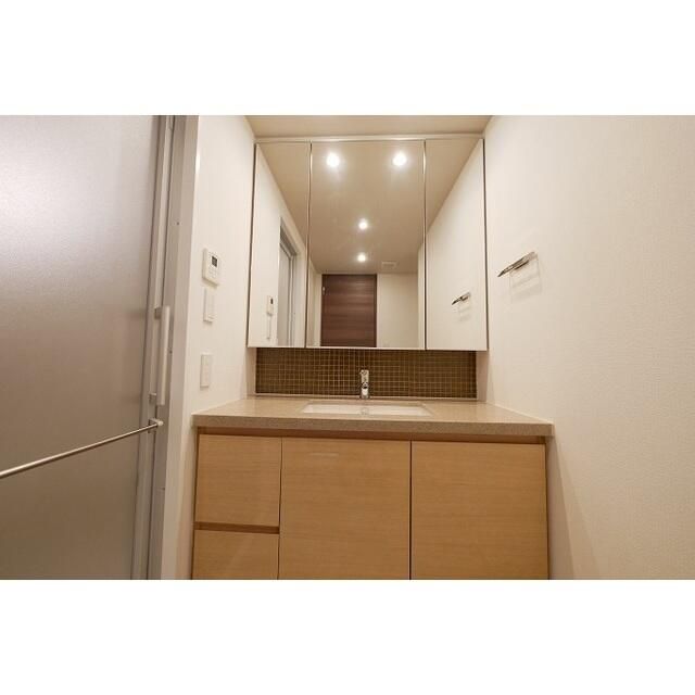 洗面設備　明るい洗面所です