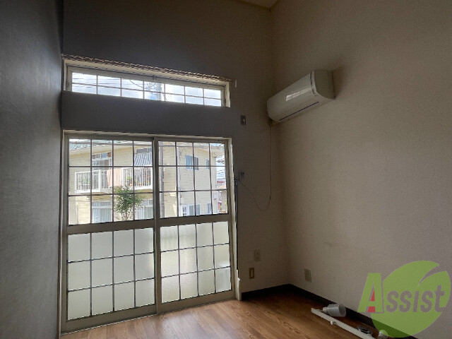 居室・リビング　白と黒のモノクロでお洒落なお部屋となっております。