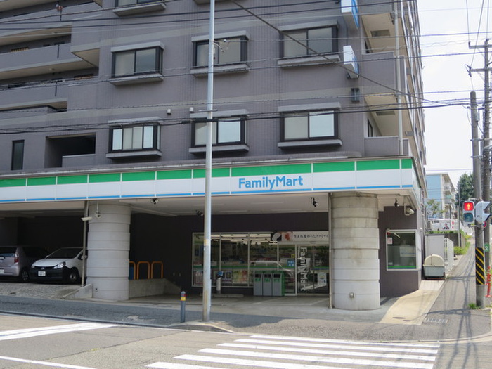 コンビニ　ファミリーマート（コンビニ）まで130m